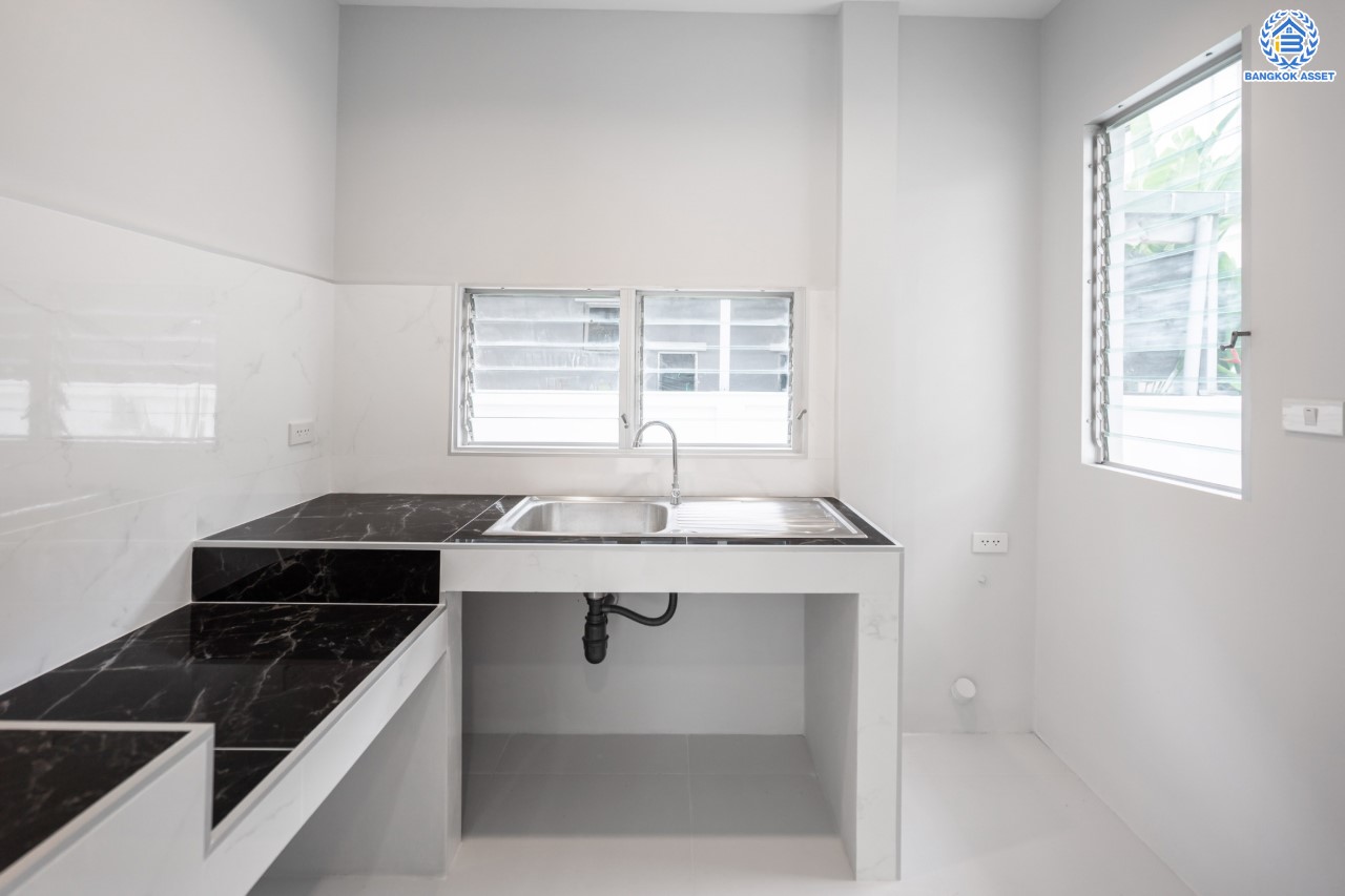 บ้านมือสองตกแต่งใหม่ คุณภาพแบรนด์ LH ม.ชัยพฤกษ์ ราชพฤกษ์-แจ้งวัฒนะ หลังมุม เนื้อที่ 58.8 ตร.ว. ฟังก์ชัน 3 ห้องนอน 3 ห้องน้ำ 2 ที่จอดรถ ภายในตกแต่งหรูหรา บนทำเลศักยภาพติดถนนราชพฤกษ์ เชื่อมสู่แจ้งวัฒนะได้อย่างรวดเร็ว และเพียง 10 นาทีถึงรถไฟฟ้า "สถานีบางรักใหญ่"...